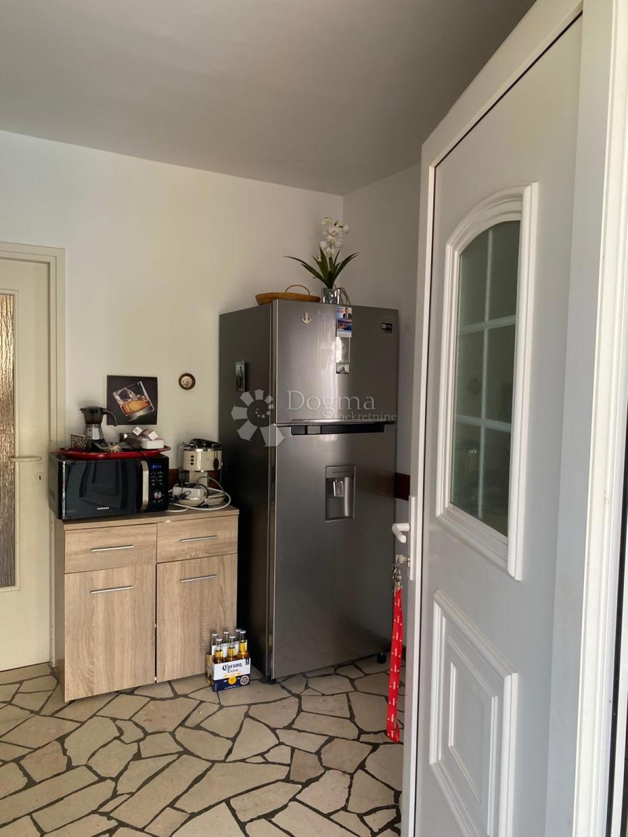 IN VENDITA – AFFASCINANTE CASA FAMILIARE CON AMPIO GIARDINO – SUPETAR, BRAČ