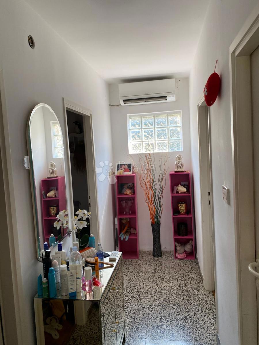 IN VENDITA – AFFASCINANTE CASA FAMILIARE CON AMPIO GIARDINO – SUPETAR, BRAČ