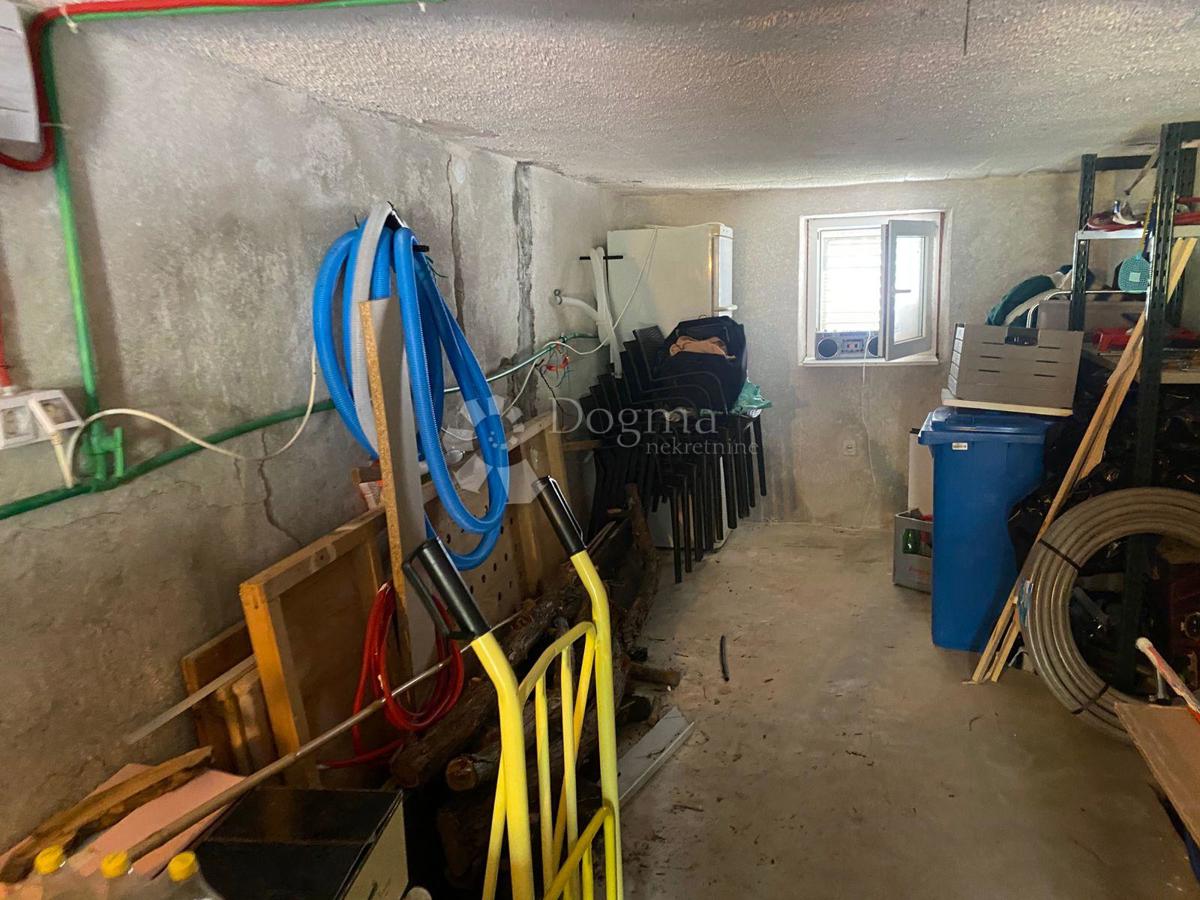 IN VENDITA – AFFASCINANTE CASA FAMILIARE CON AMPIO GIARDINO – SUPETAR, BRAČ