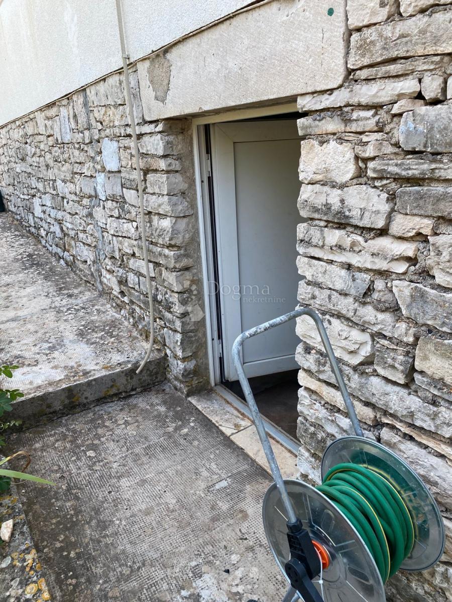 IN VENDITA – AFFASCINANTE CASA FAMILIARE CON AMPIO GIARDINO – SUPETAR, BRAČ