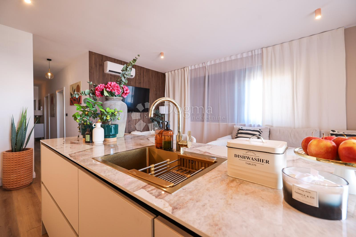 ATTICO VIŠNJIK: vista panoramica, Zara nel palmo della tua mano