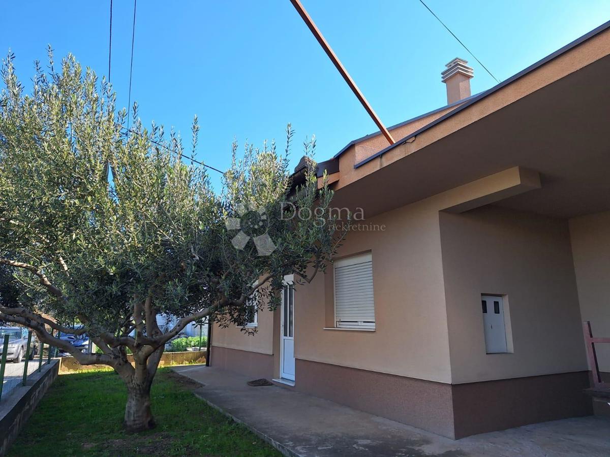 Casa indipendente con giardino e potenziale commerciale in vendita – Mejaši, Spalato