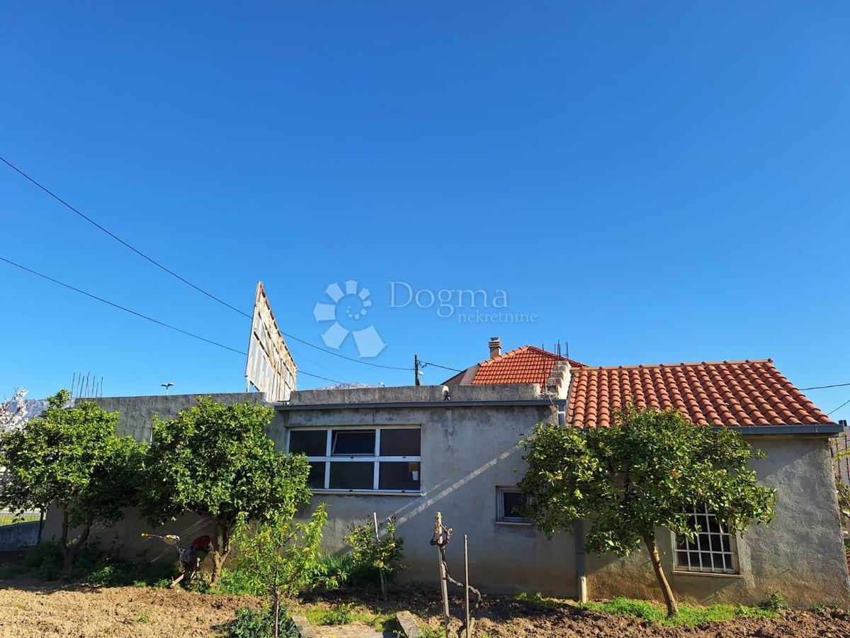 Casa indipendente con giardino e potenziale commerciale in vendita – Mejaši, Spalato