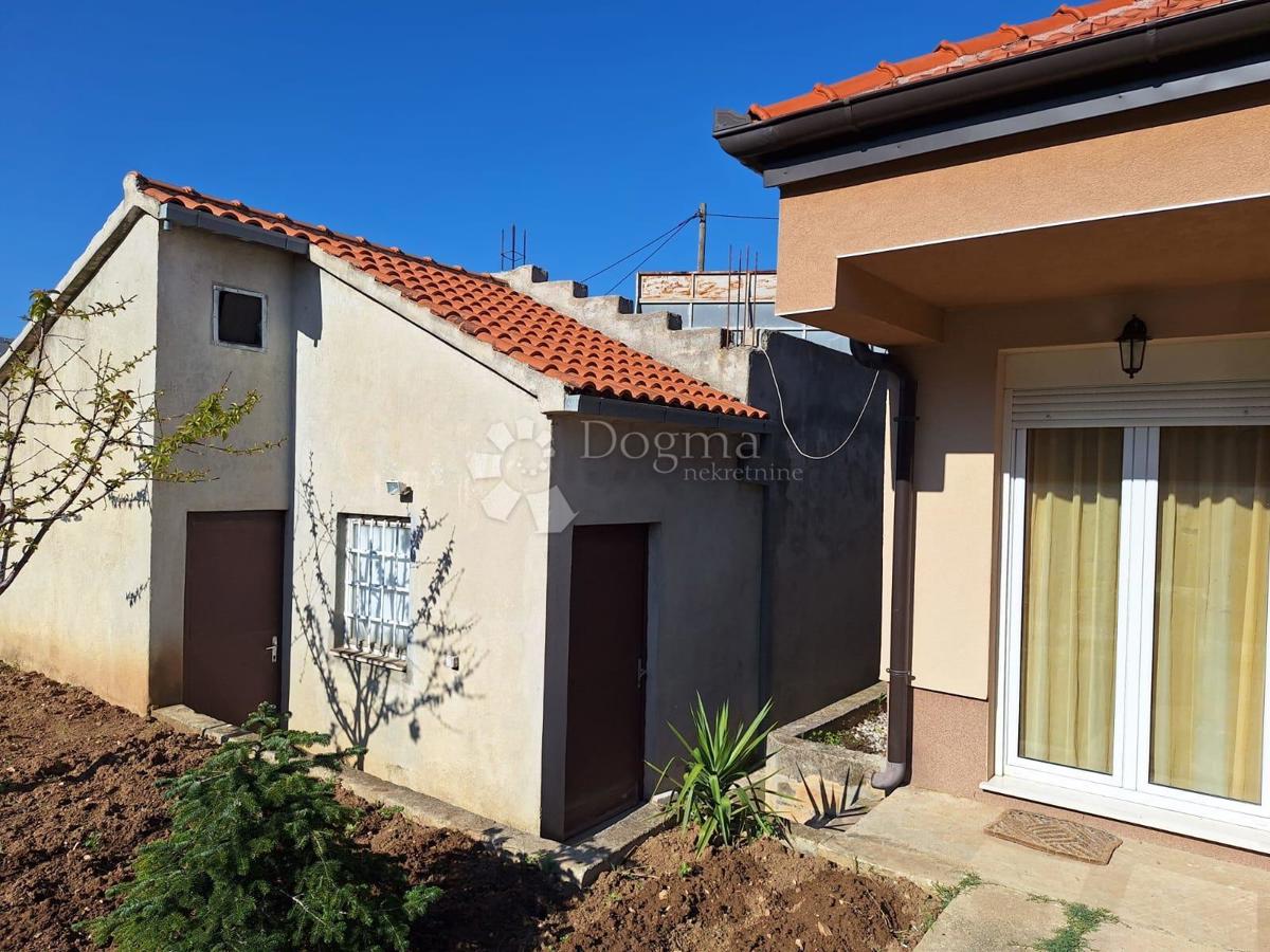 Casa indipendente con giardino e potenziale commerciale in vendita – Mejaši, Spalato