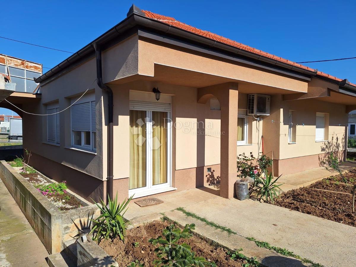 Casa indipendente con giardino e potenziale commerciale in vendita – Mejaši, Spalato