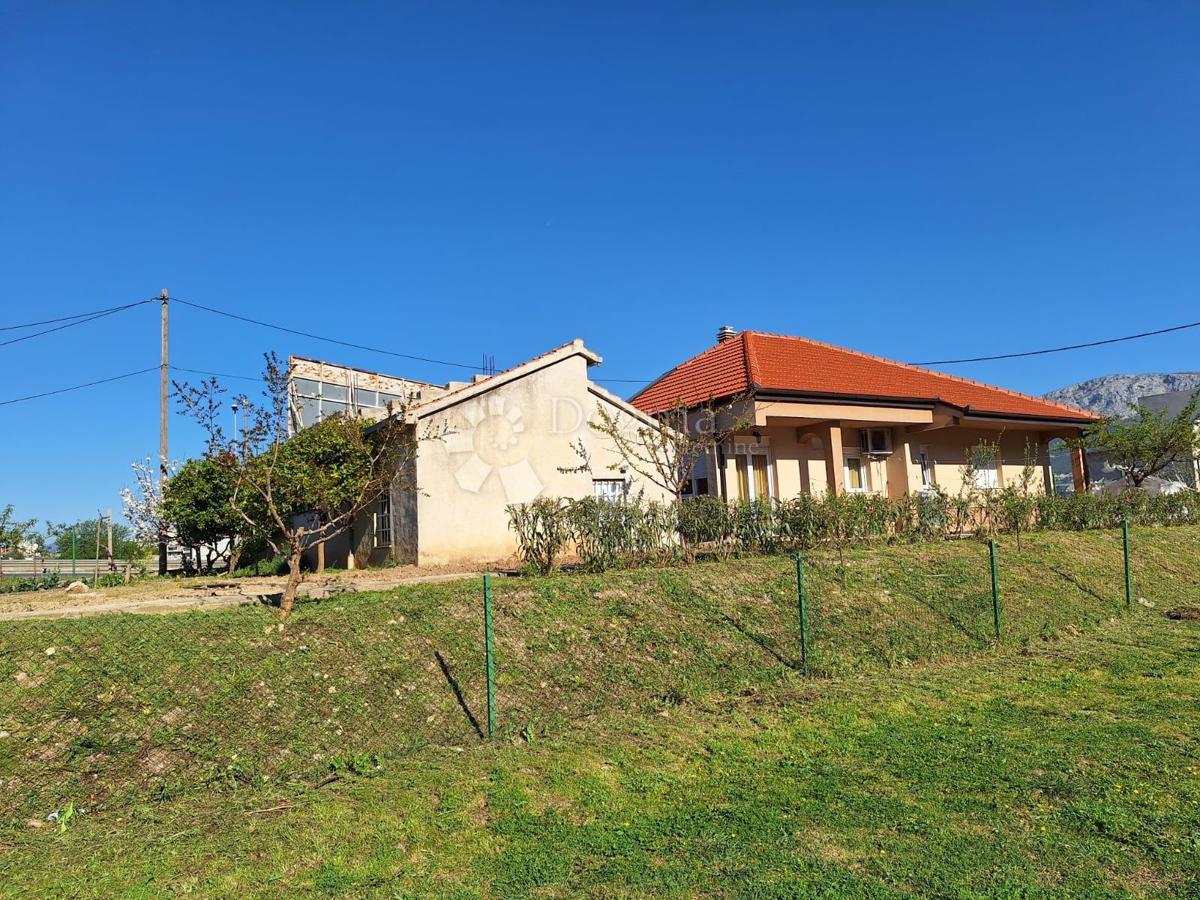 Casa indipendente con giardino e potenziale commerciale in vendita – Mejaši, Spalato