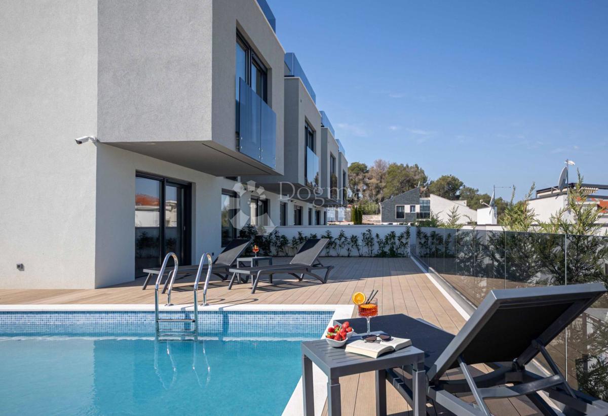 TROGIR/ČIOVO - BELLISSIMA VILLA CON PISCINA E VISTA