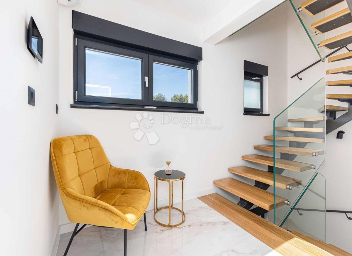 TROGIR/ČIOVO - BELLISSIMA VILLA CON PISCINA E VISTA