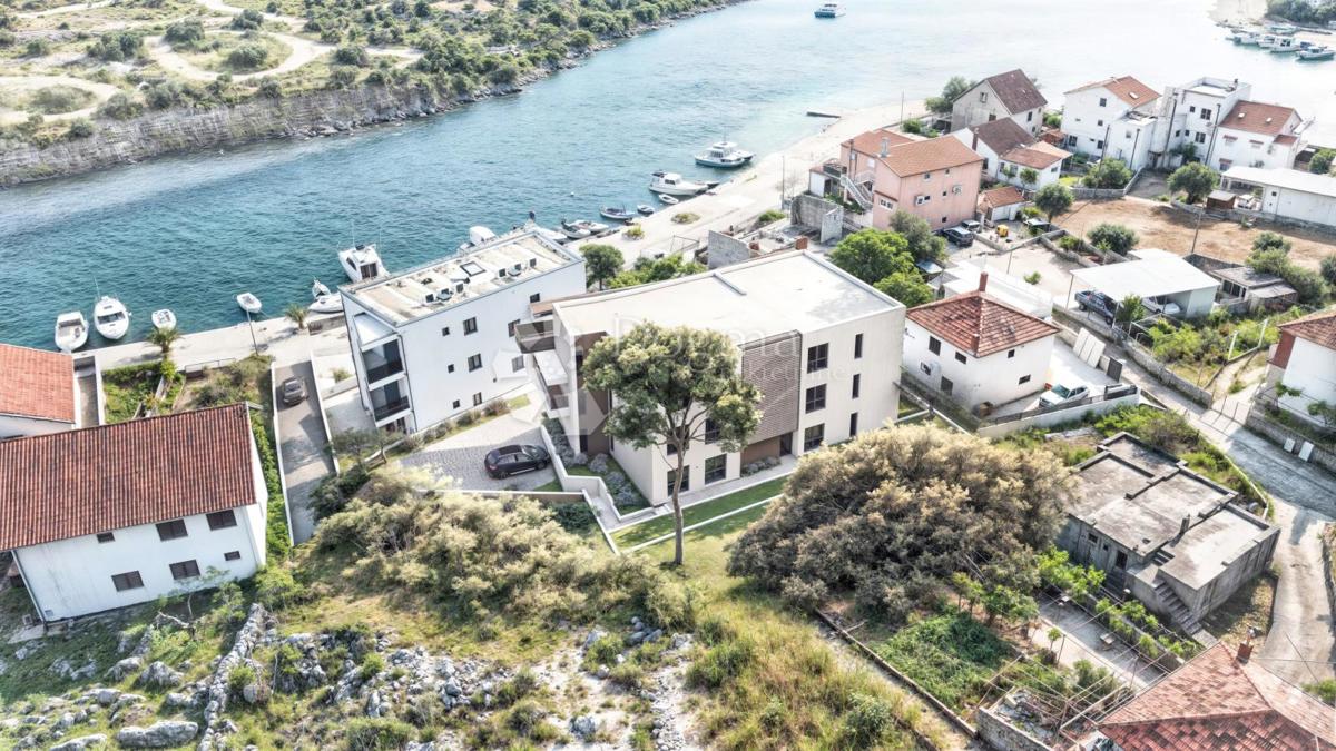 ROGOZNICA - NUOVO EDIFICIO MODERNO 2ª FILA DAL MARE