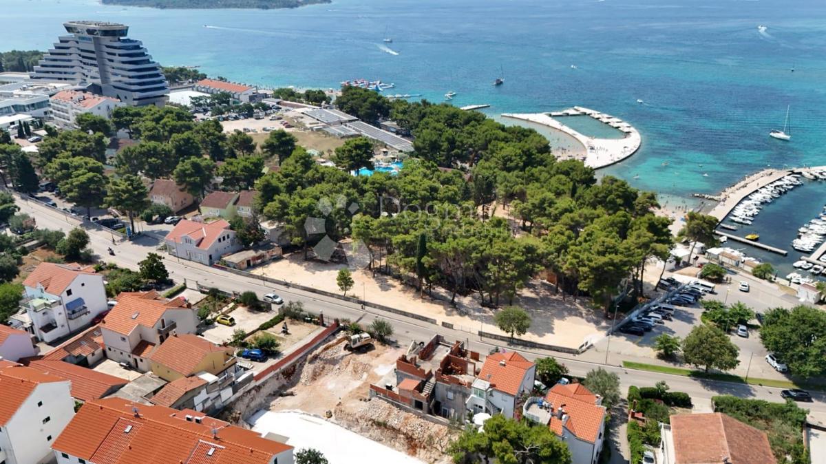 PENTHOUSE AL 2° PIANO – AMPIO TERRAZZO, TERRAZZA SUL TETTO CON PISCINA, 2 POSTI AUTO, 50 M DAL MARE – VODICE