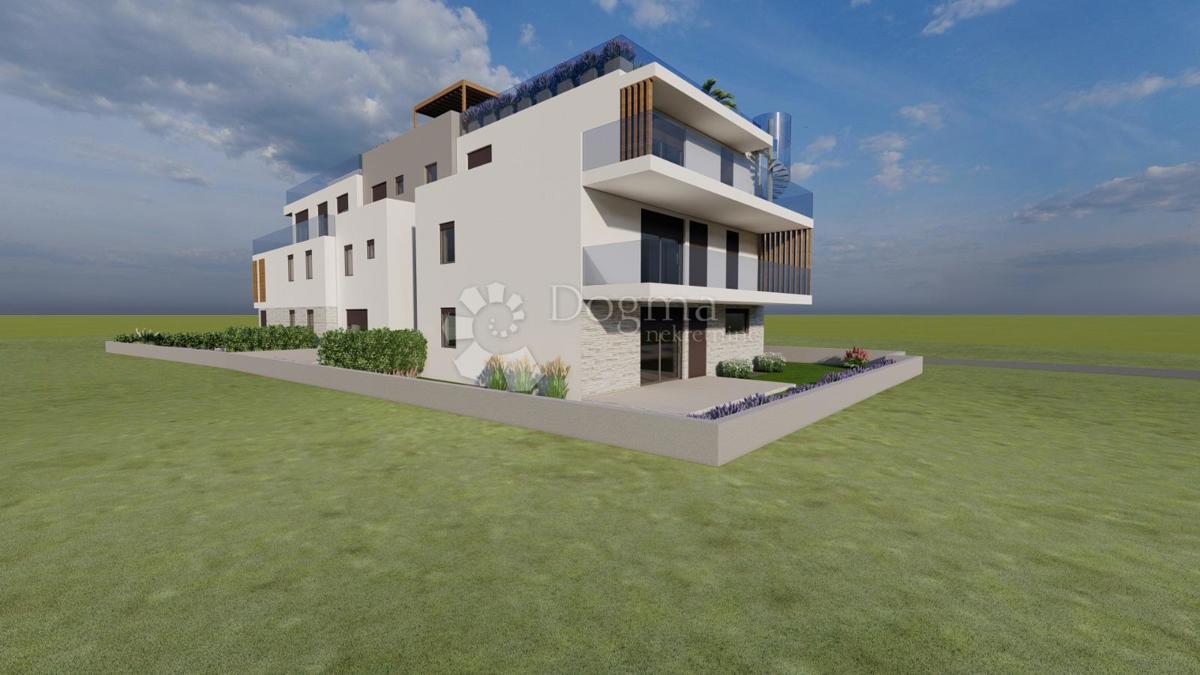 PENTHOUSE AL 2° PIANO – AMPIO TERRAZZO, TERRAZZA SUL TETTO CON PISCINA, 2 POSTI AUTO, 50 M DAL MARE – VODICE