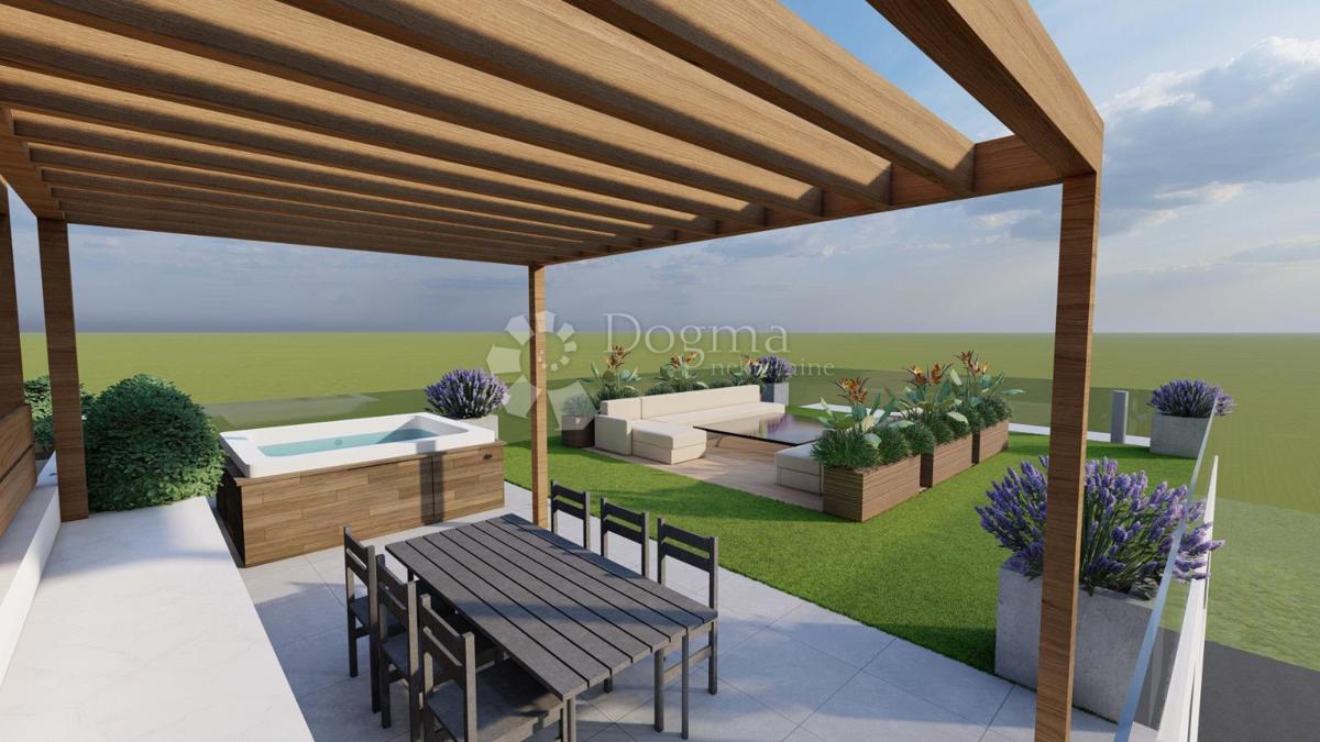 PENTHOUSE AL 2° PIANO – AMPIO TERRAZZO, TERRAZZA SUL TETTO CON PISCINA, 2 POSTI AUTO, 50 M DAL MARE – VODICE