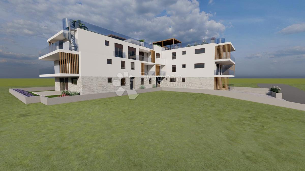 PENTHOUSE AL 2° PIANO – AMPIO TERRAZZO, TERRAZZA SUL TETTO CON PISCINA, 2 POSTI AUTO, 50 M DAL MARE – VODICE