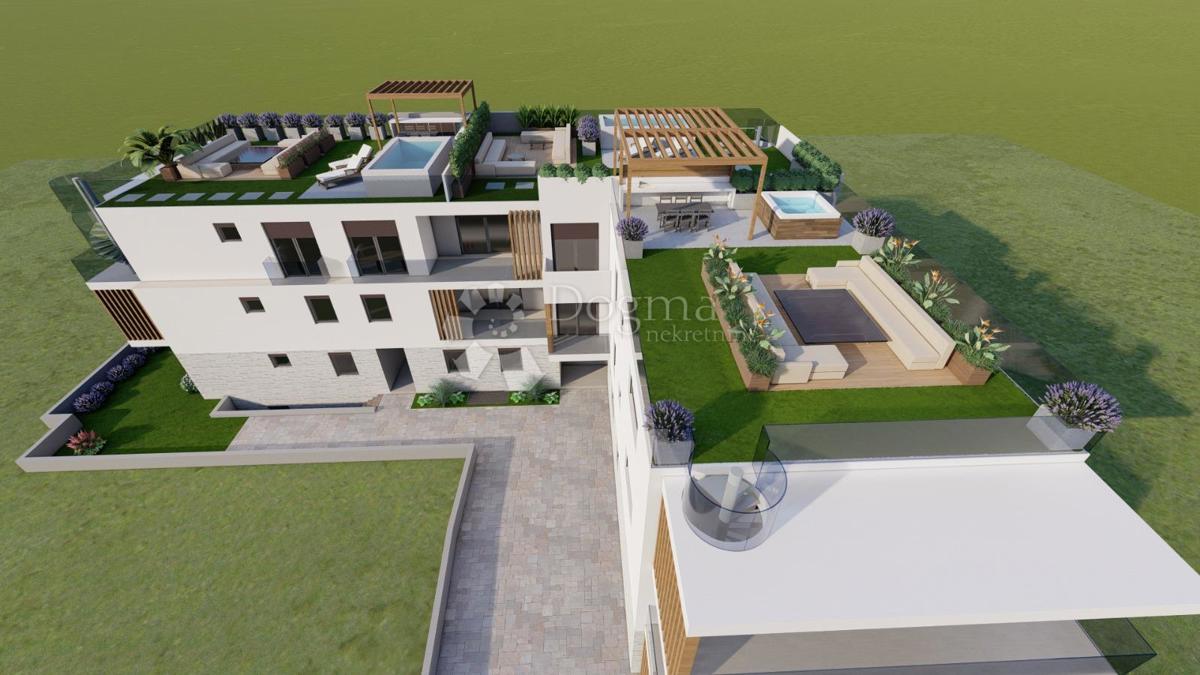 PENTHOUSE AL 2° PIANO – AMPIO TERRAZZO, TERRAZZA SUL TETTO CON PISCINA, 2 POSTI AUTO, 50 M DAL MARE – VODICE