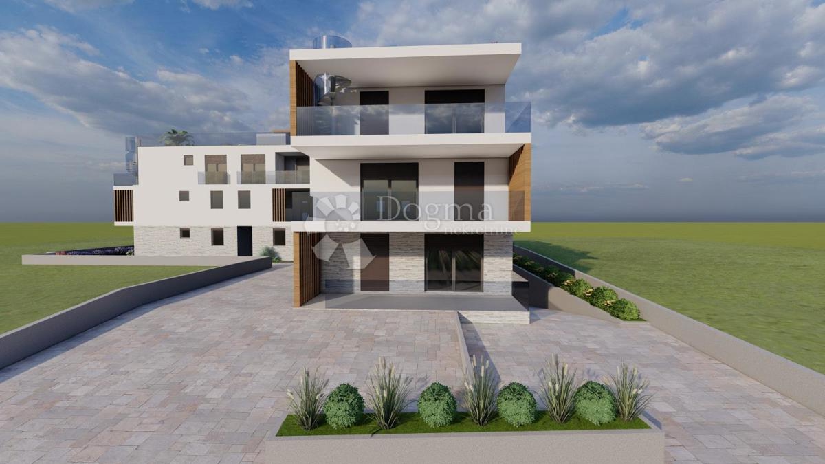 PENTHOUSE AL 2° PIANO – AMPIO TERRAZZO, TERRAZZA SUL TETTO CON PISCINA, 2 POSTI AUTO, 50 M DAL MARE – VODICE