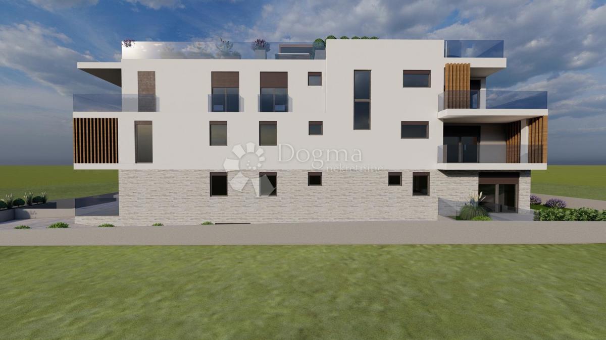 PENTHOUSE AL 2° PIANO – AMPIO TERRAZZO, TERRAZZA SUL TETTO CON PISCINA, 2 POSTI AUTO, 50 M DAL MARE – VODICE