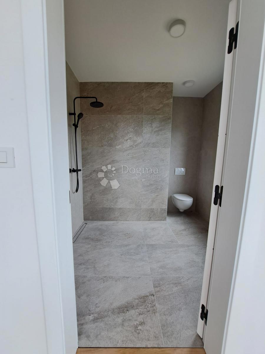 Moderno appartamento al piano terra con piscina e taverna S1 - nuova costruzione sull'isola di Pag