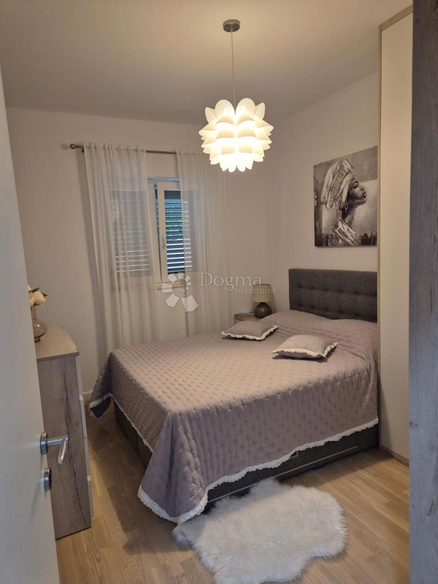 In vendita appartamento con due camere e vista mare – Brodarica, Sebenico