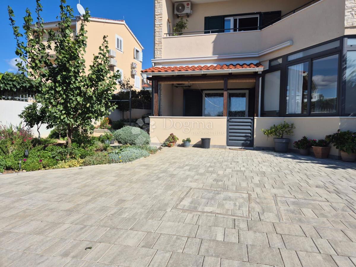 In vendita appartamento con due camere e vista mare – Brodarica, Sebenico