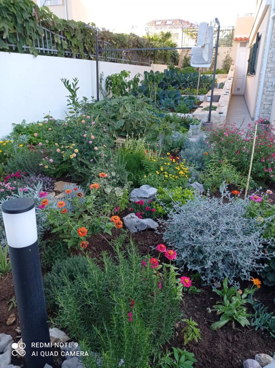 In vendita appartamento con due camere e vista mare – Brodarica, Sebenico