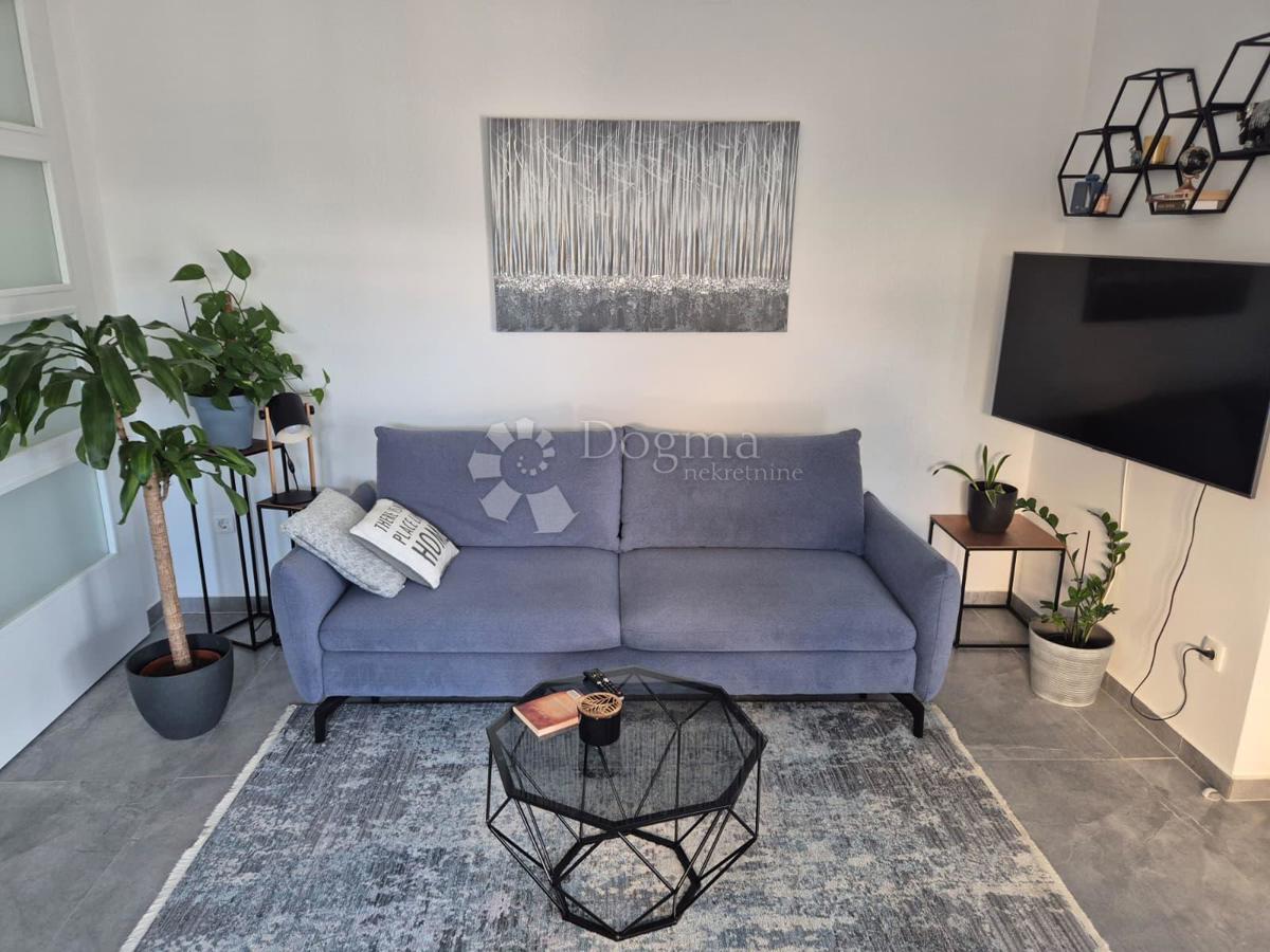 In vendita appartamento con due camere e vista mare – Brodarica, Sebenico