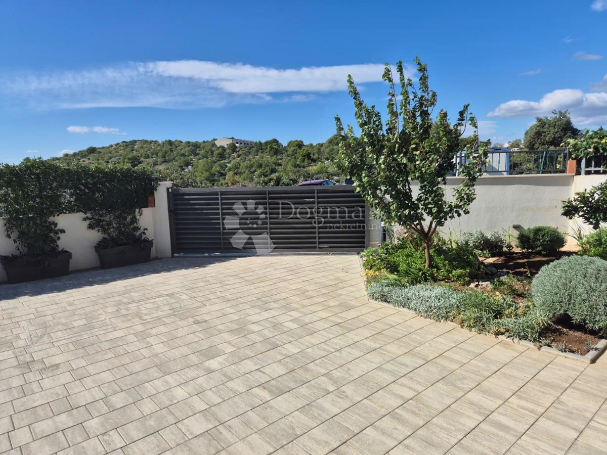 In vendita appartamento con due camere e vista mare – Brodarica, Sebenico