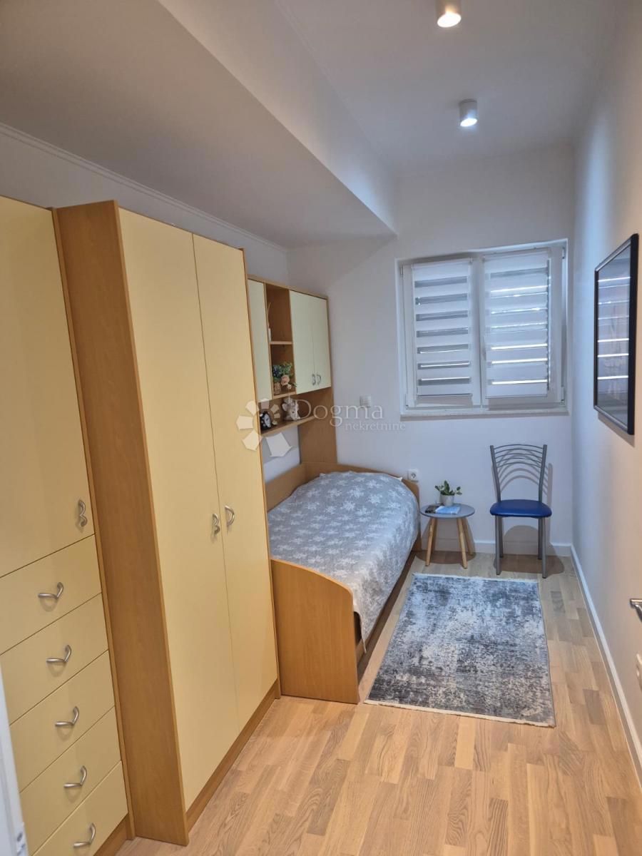 In vendita appartamento con due camere e vista mare – Brodarica, Sebenico