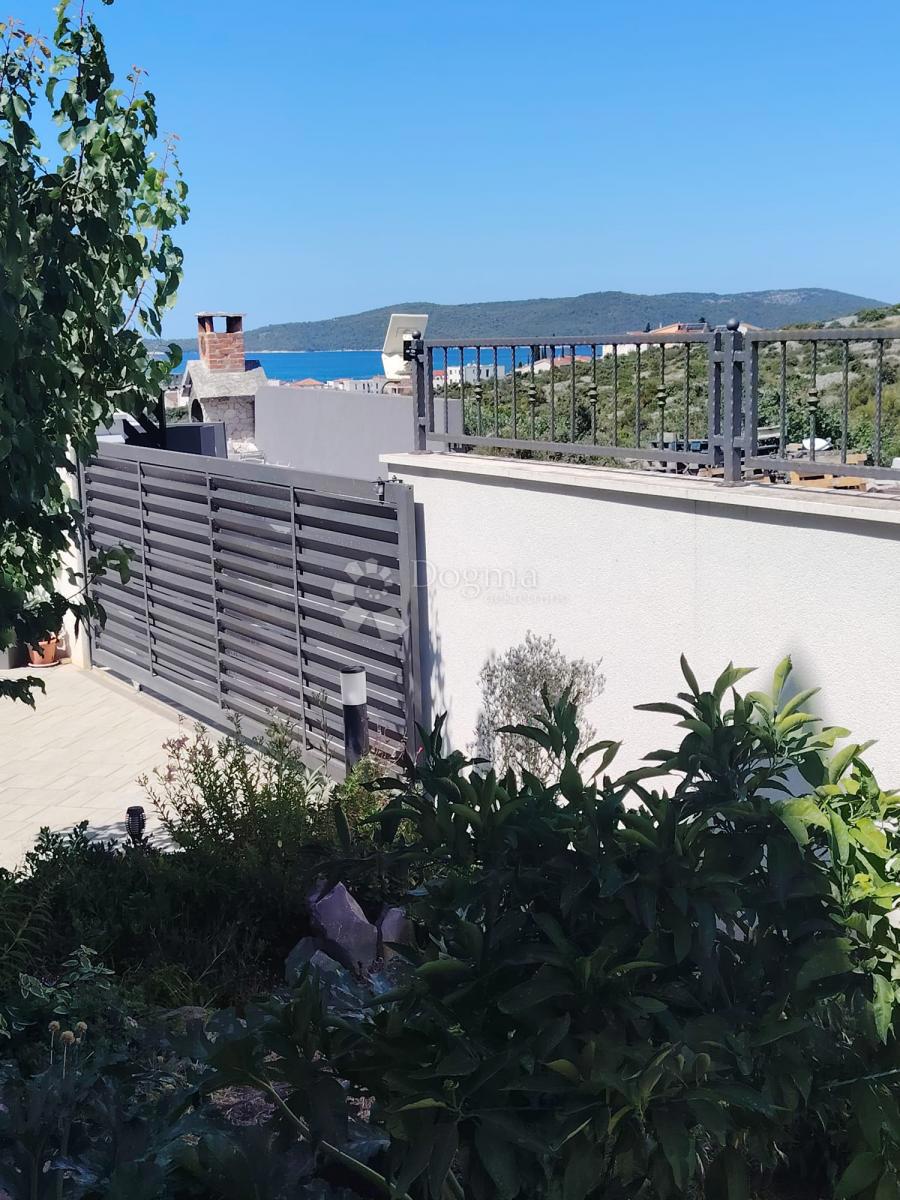 In vendita appartamento con due camere e vista mare – Brodarica, Sebenico