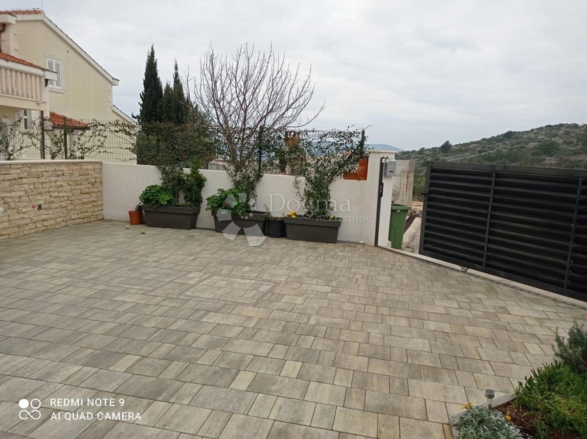 In vendita appartamento con due camere e vista mare – Brodarica, Sebenico