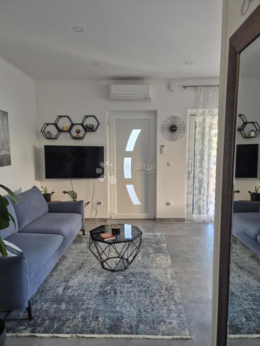 In vendita appartamento con due camere e vista mare – Brodarica, Sebenico