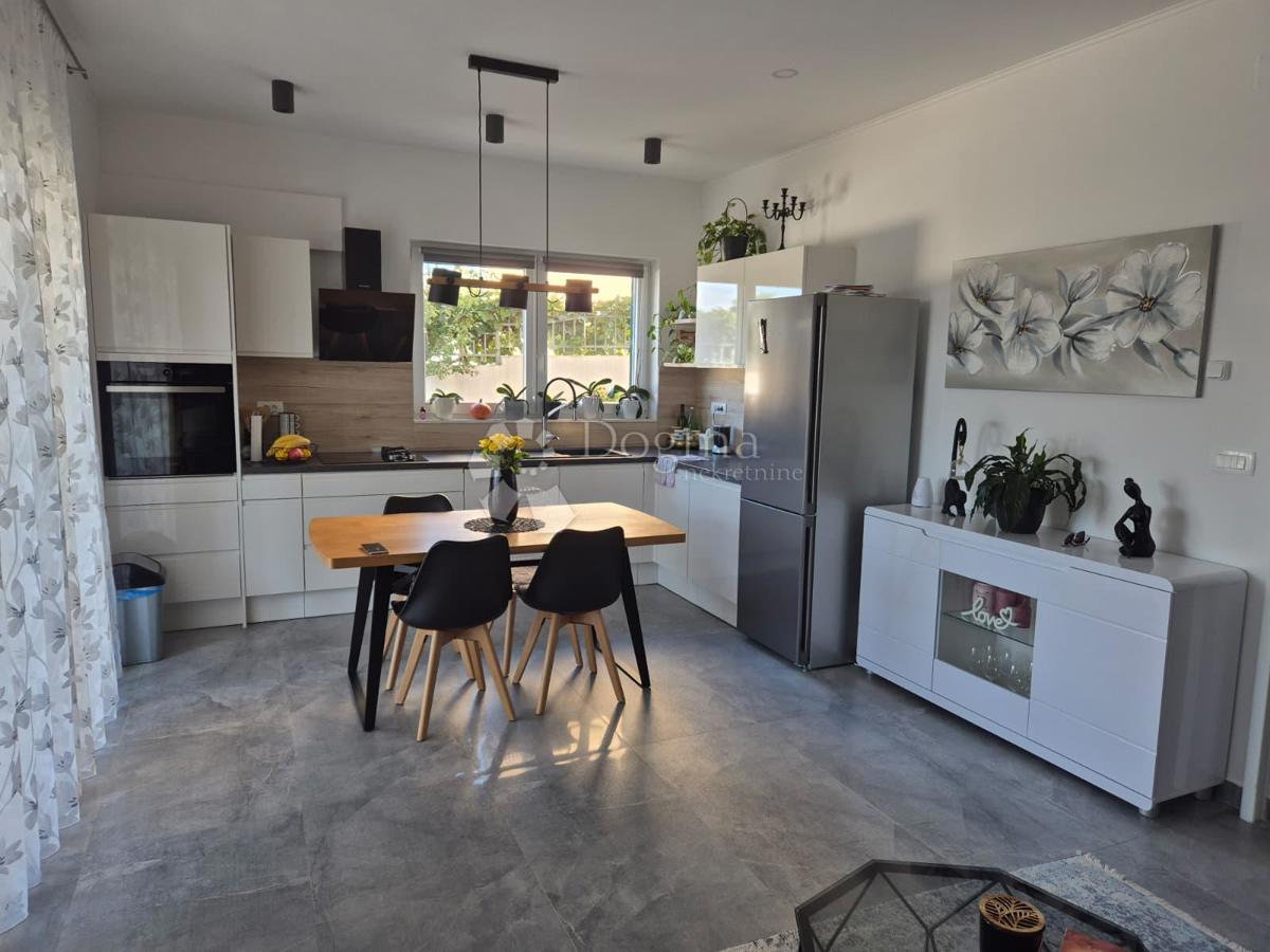 In vendita appartamento con due camere e vista mare – Brodarica, Sebenico