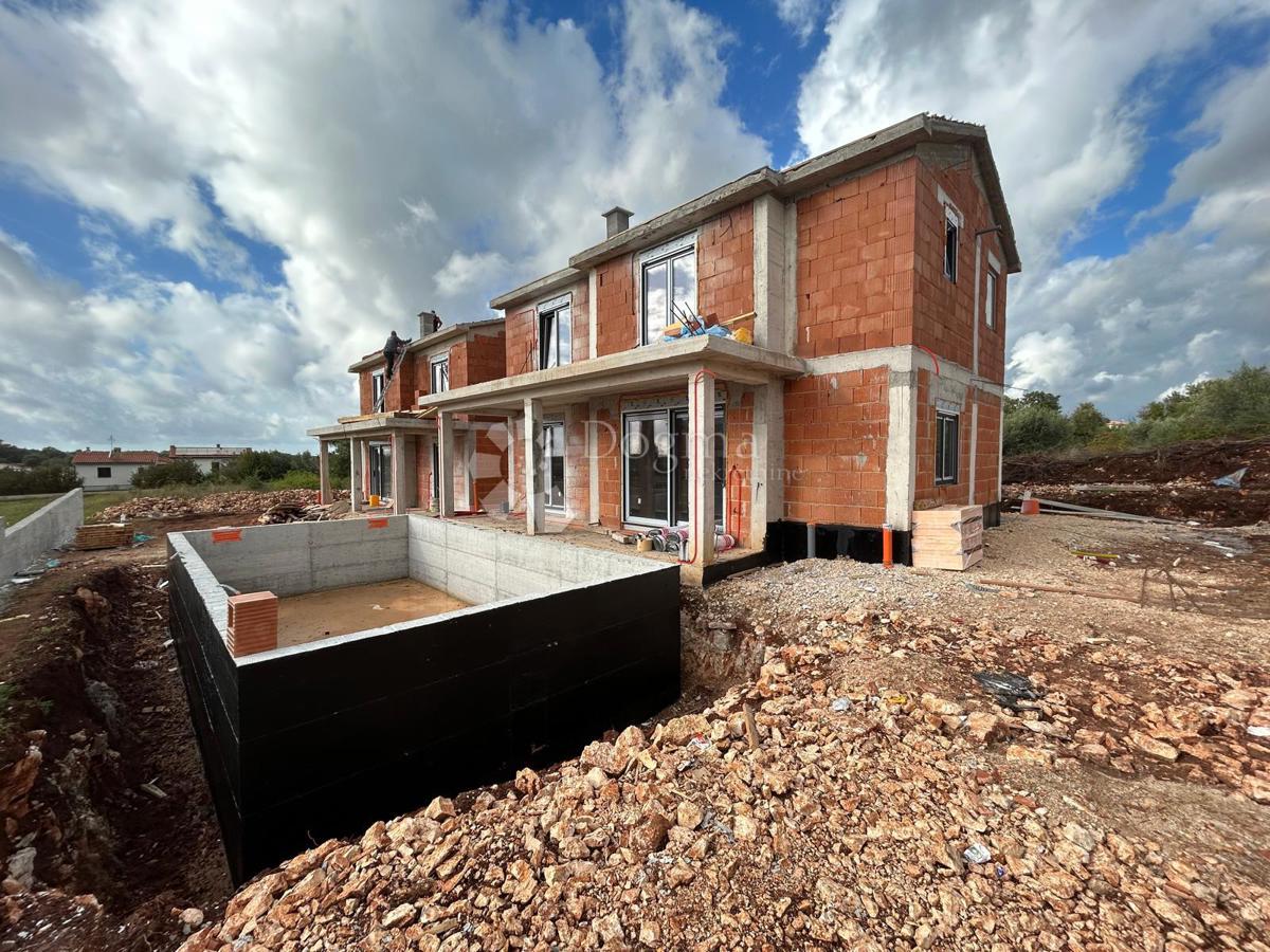 VILLA BIFAMILIARE DI NUOVA COSTRUZIONE VICINO A PARENZO