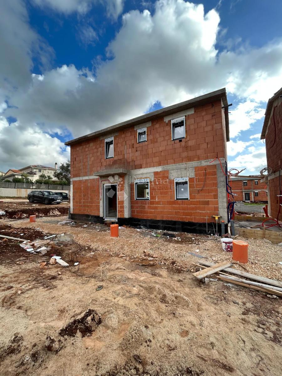 VILLA BIFAMILIARE DI NUOVA COSTRUZIONE VICINO A PARENZO