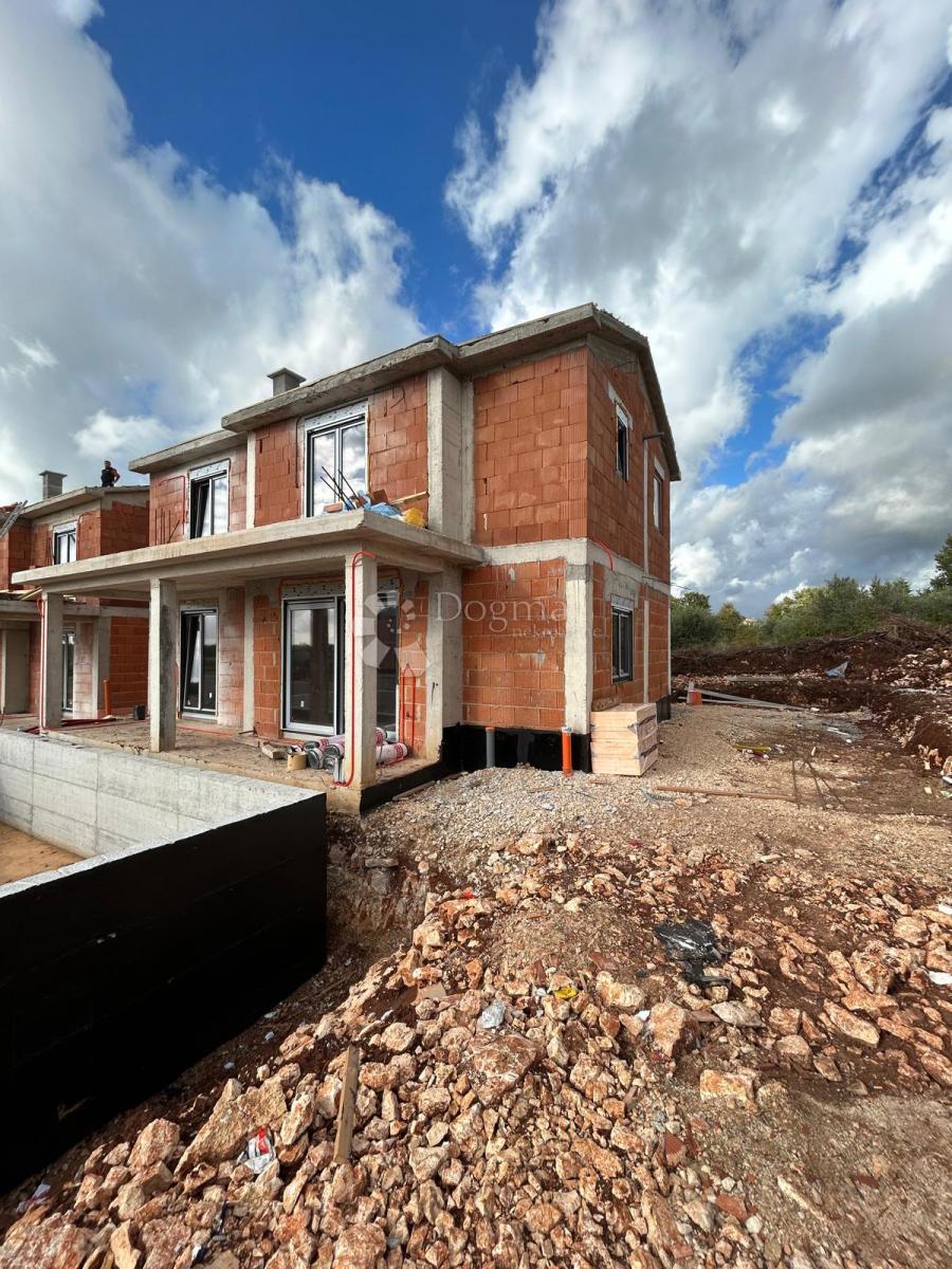 VILLA BIFAMILIARE DI NUOVA COSTRUZIONE VICINO A PARENZO