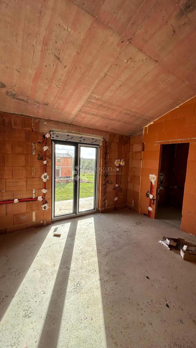 VILLA BIFAMILIARE DI NUOVA COSTRUZIONE VICINO A PARENZO