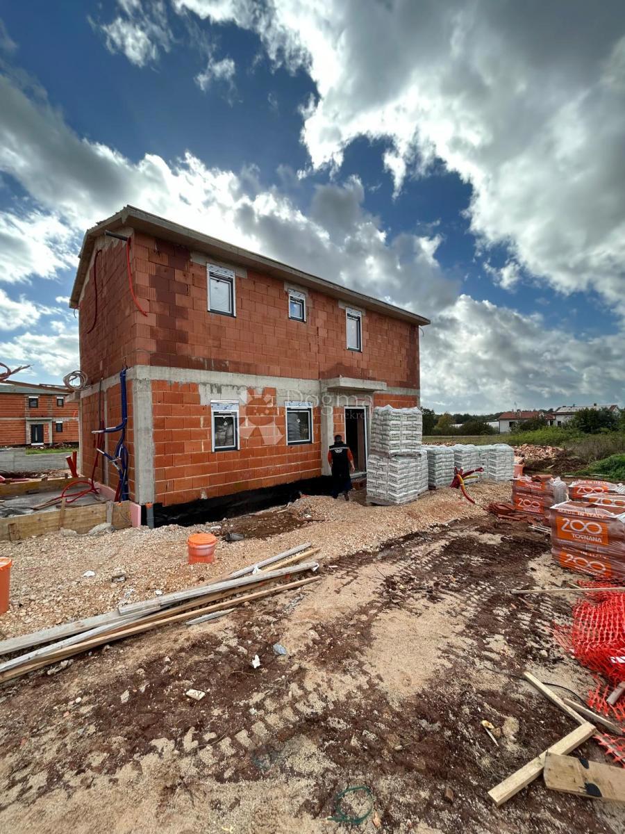 VILLA BIFAMILIARE DI NUOVA COSTRUZIONE VICINO A PARENZO