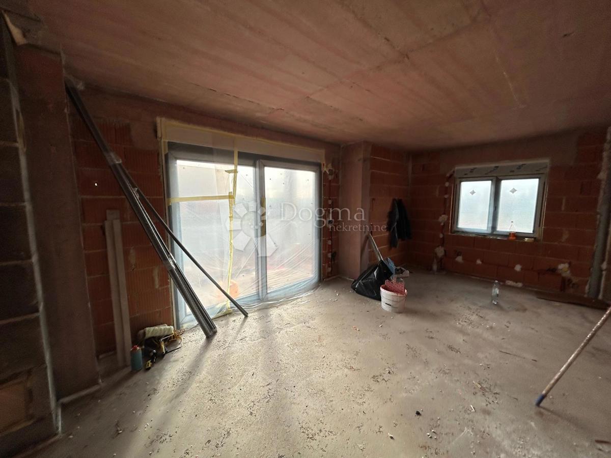 VILLA BIFAMILIARE DI NUOVA COSTRUZIONE VICINO A PARENZO