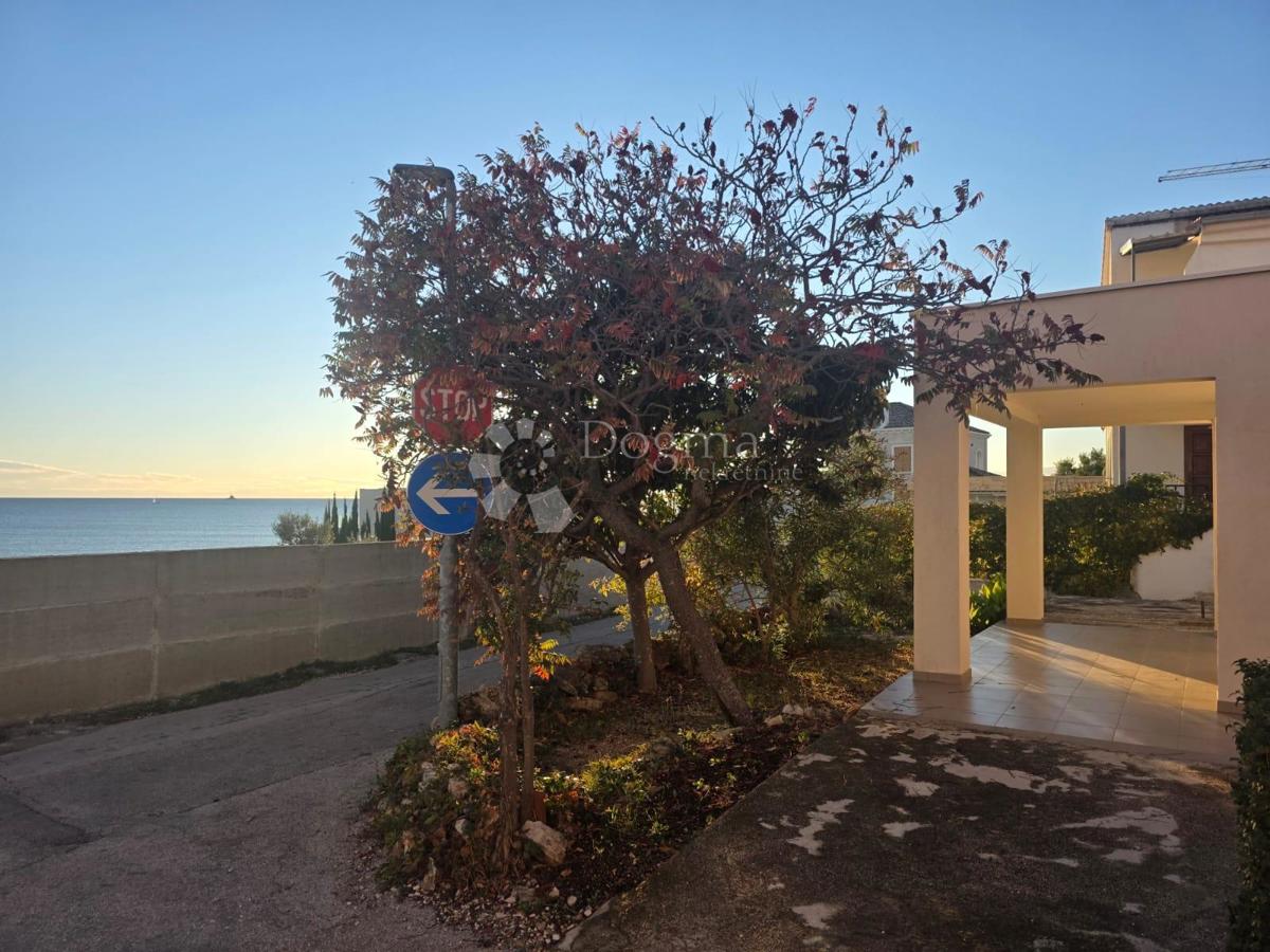 ROGOZNICA - COTTAGE 2ª FILA DAL MARE