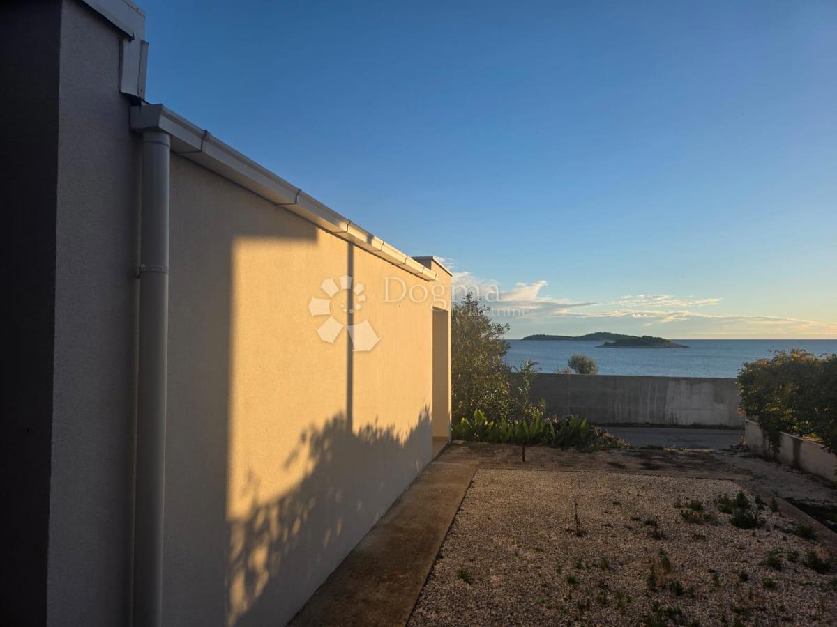 ROGOZNICA - COTTAGE 2ª FILA DAL MARE