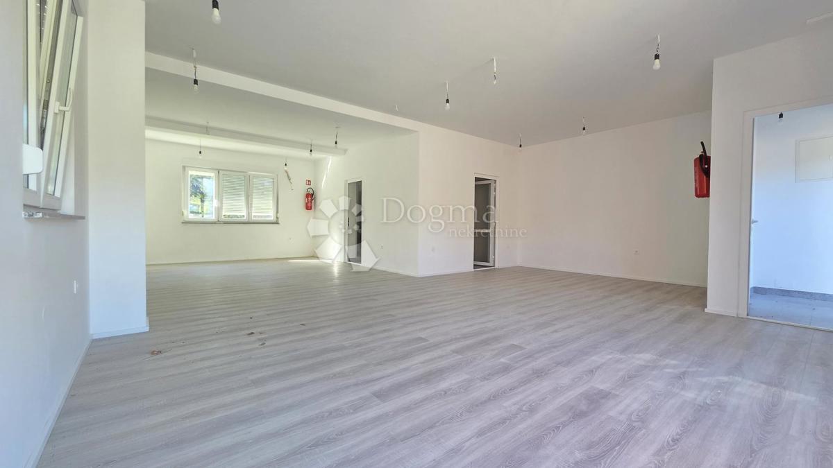 Locale commerciale Saršoni, Viškovo, 73,14m2