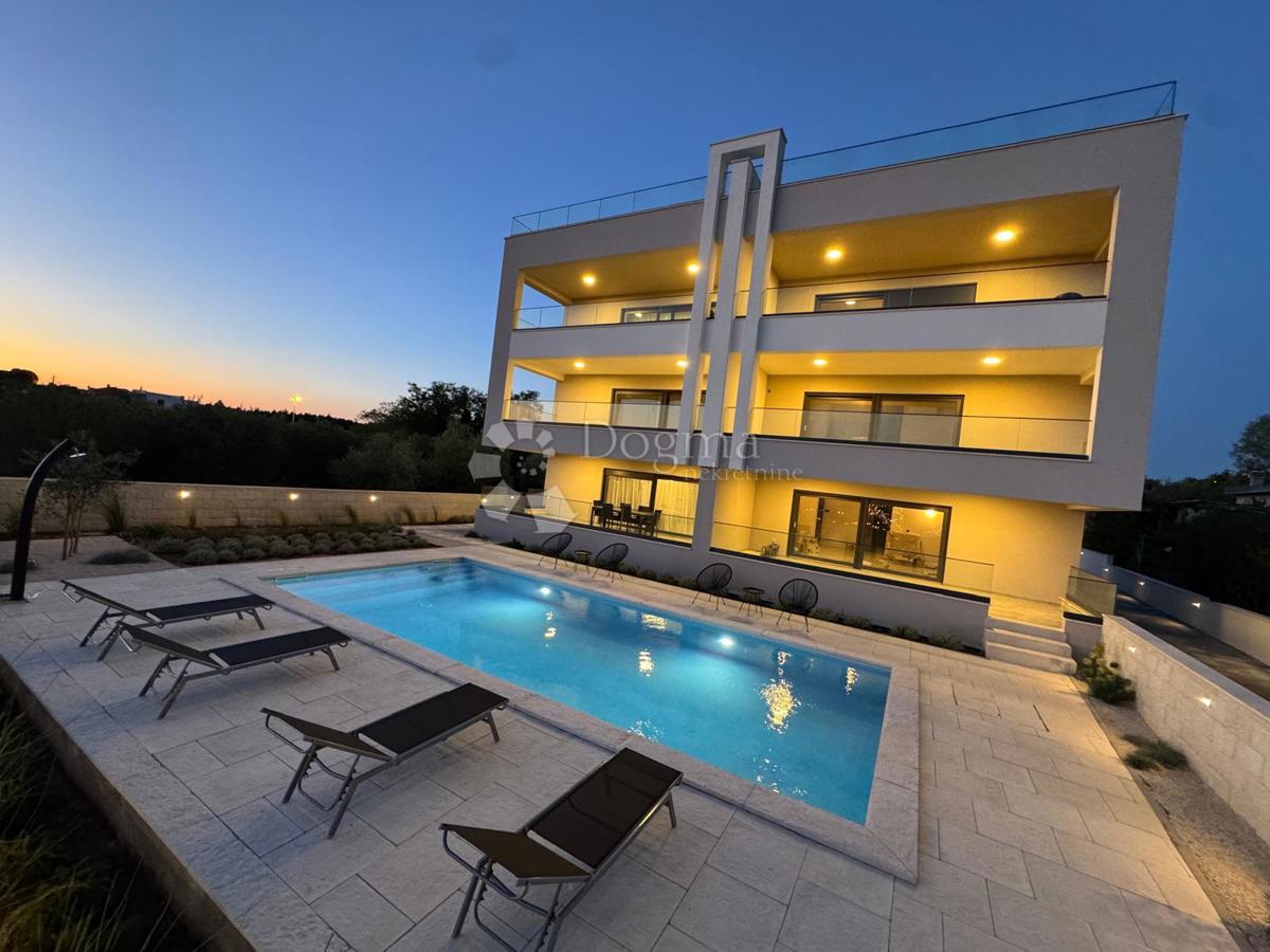Casa Crno, Zadar, Jadranska magistrala, 95m2