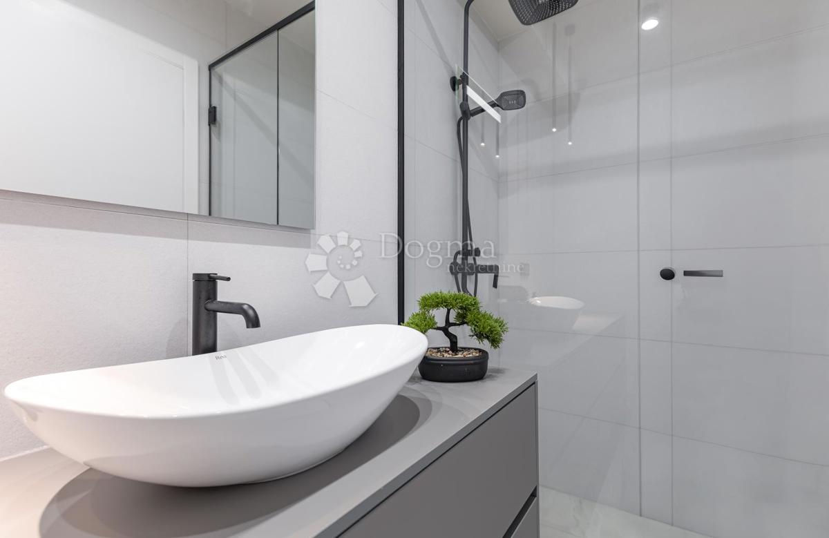 Casa Crno, Zadar, Jadranska magistrala, 95m2