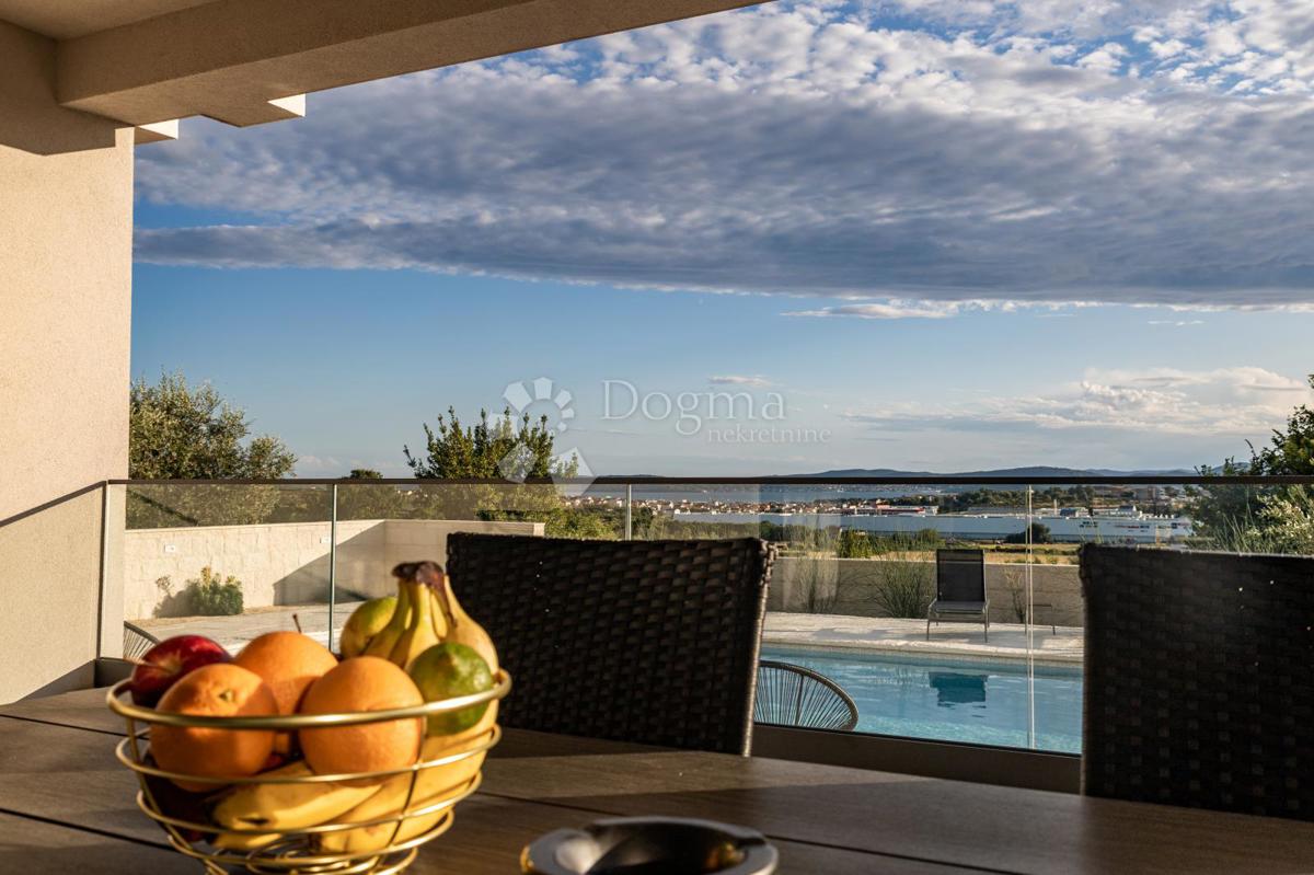 Casa Crno, Zadar, Jadranska magistrala, 95m2