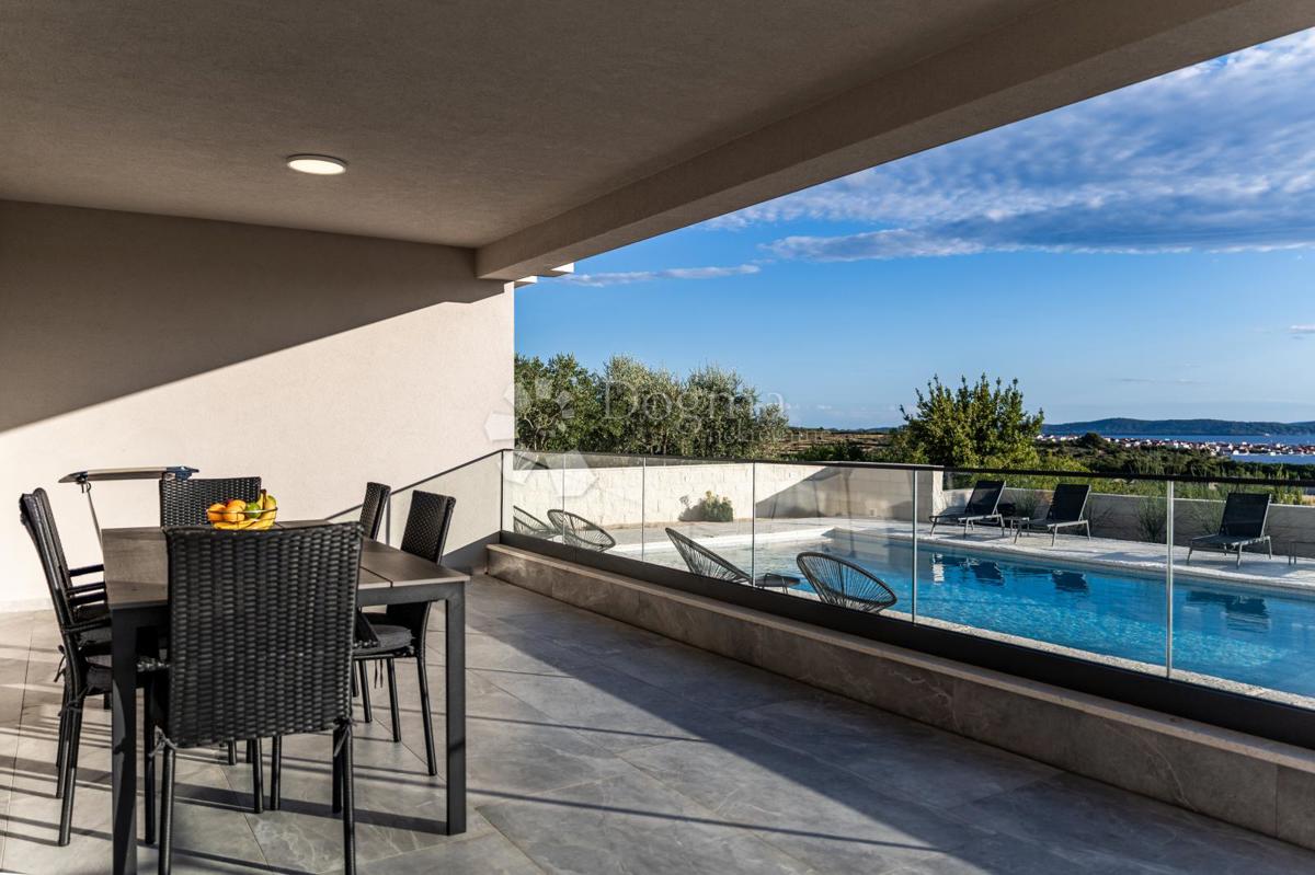 Casa Crno, Zadar, Jadranska magistrala, 95m2