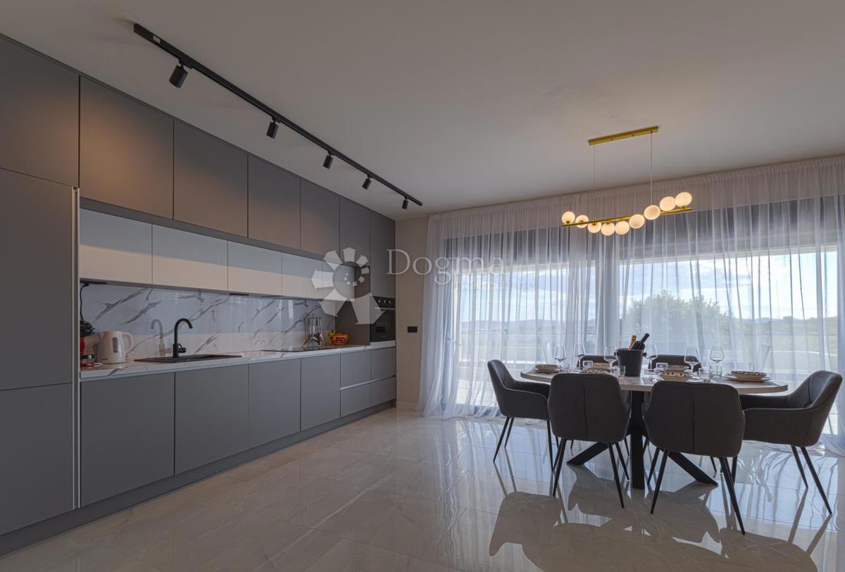 Casa Crno, Zadar, Jadranska magistrala, 95m2