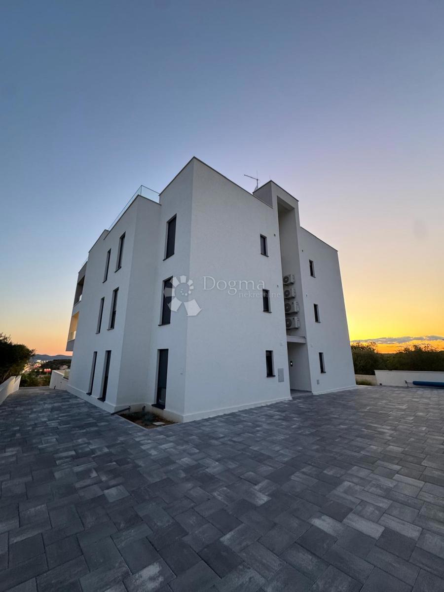 Casa Crno, Zadar, Jadranska magistrala, 95m2