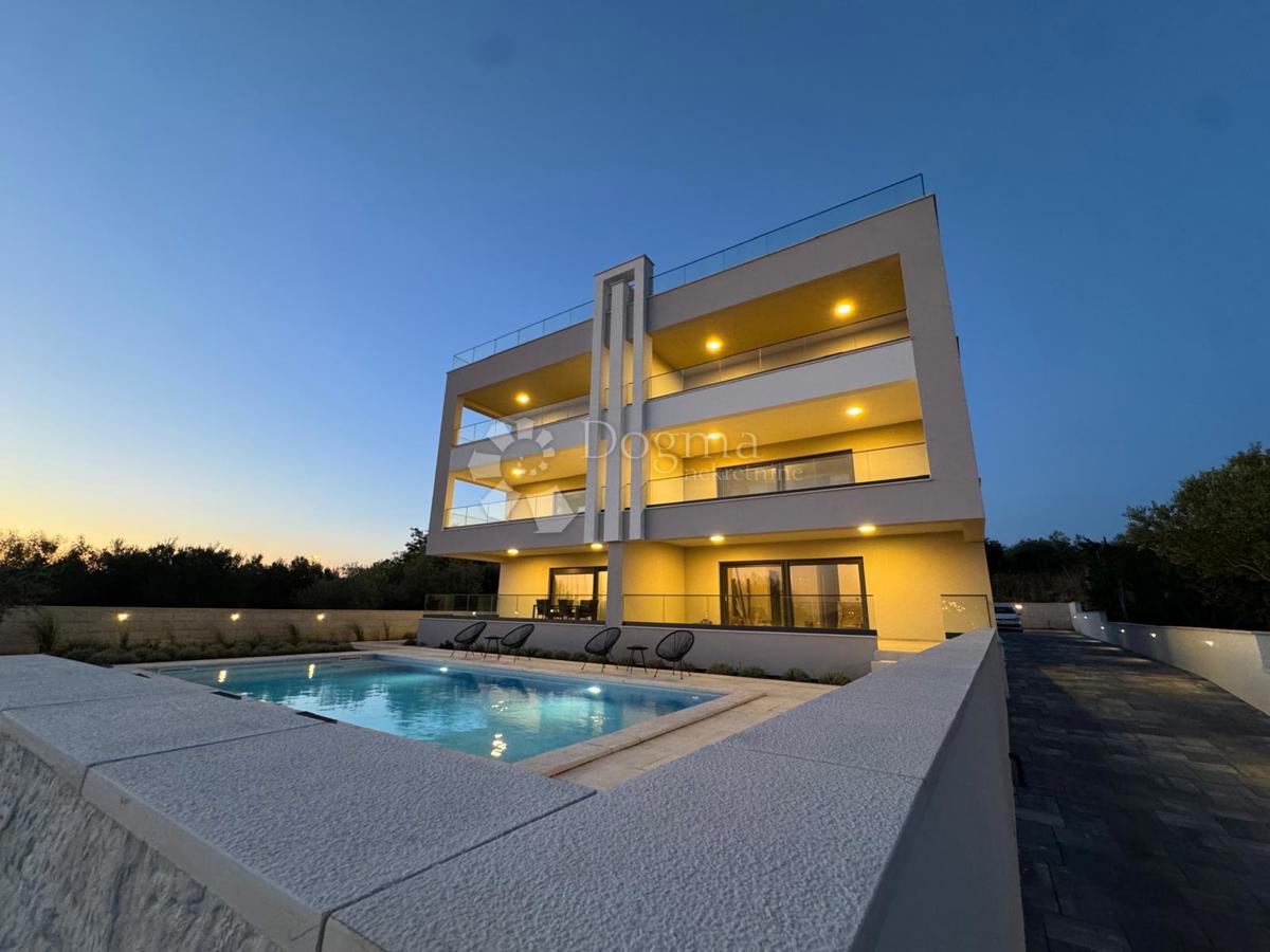 Casa Crno, Zadar, Jadranska magistrala, 95m2