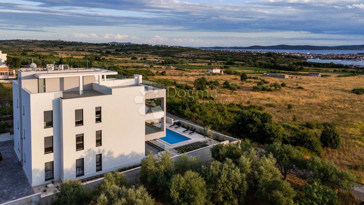 Casa Crno, Zadar, Jadranska magistrala, 95m2