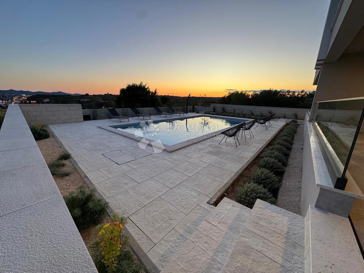 Casa Crno, Zadar, Jadranska magistrala, 95m2