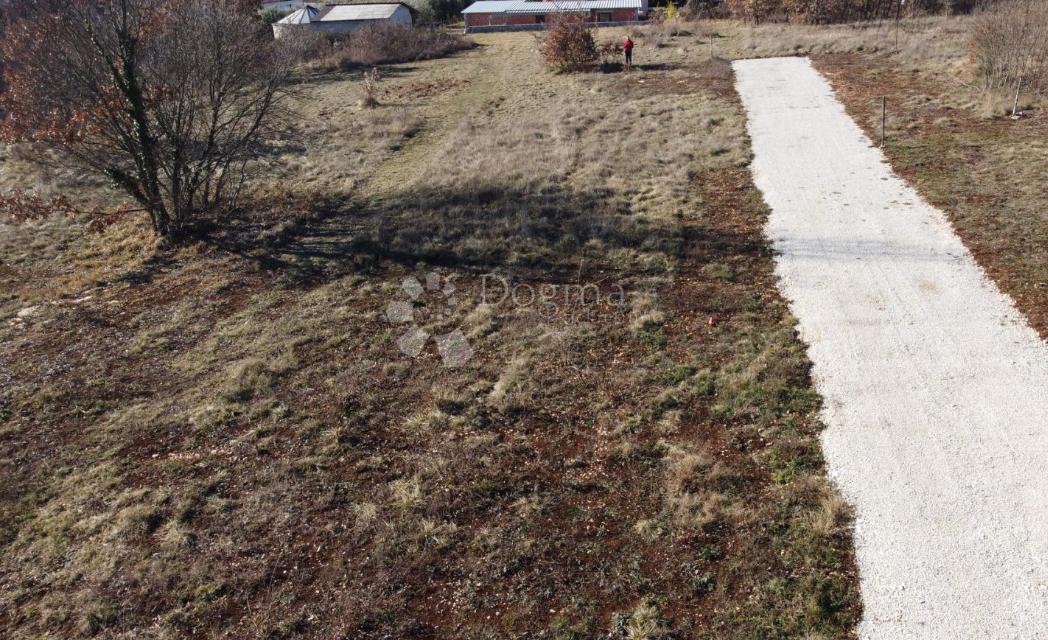 Tinjan - Ottimo terreno edificabile, 855 m², forma adeguata